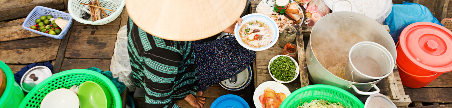 iStock-187311828_Vietnamese_Floating_Food